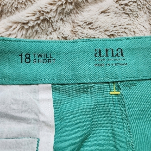 Chino shorts Mid rise Green color Slip pockets Size 18  A NEW APPROACH  NWT - Picture 11 of 14